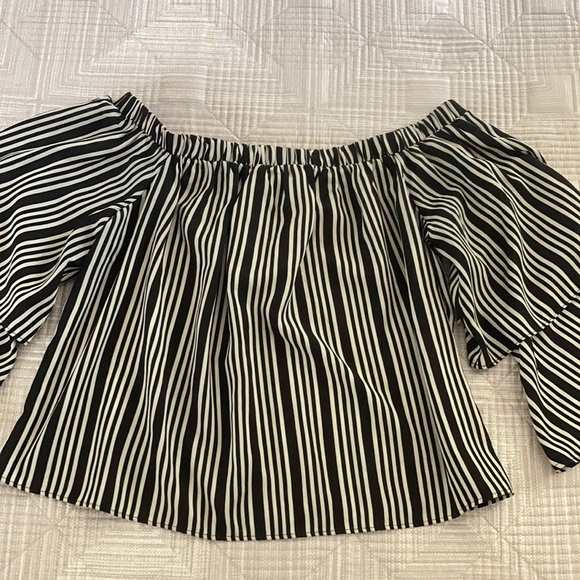 Stripped off the shoulder top - Picture 3 of 3